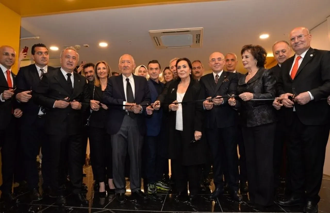 Türkan Şoray ve Hülya Koçyiğit, Filiz Akın için buluştu