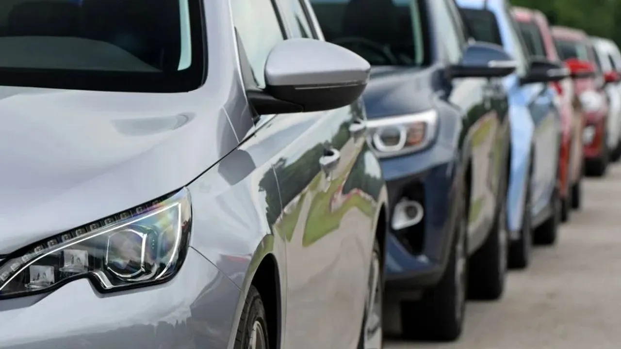 Ustalık gerektirmiyor! Sararan ve matlaşan araba farlarını ilk günkü gibi yapıyor