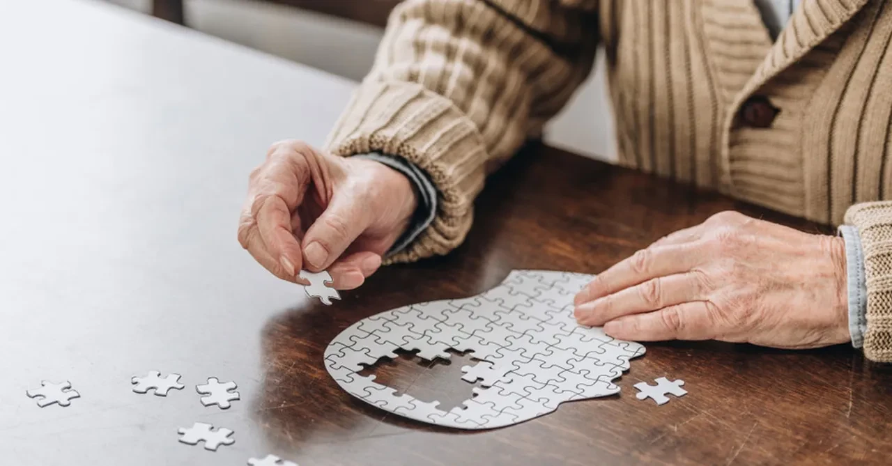 Alzheimer’ın yıllar önce kendini belli eden belirtileri tespit edildi! Siz de bunları yaşıyor olabilirsiniz