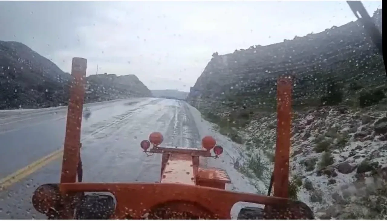 Antalya'yı dolu vurdu: Kar görüntülerini aratmayan manzara!