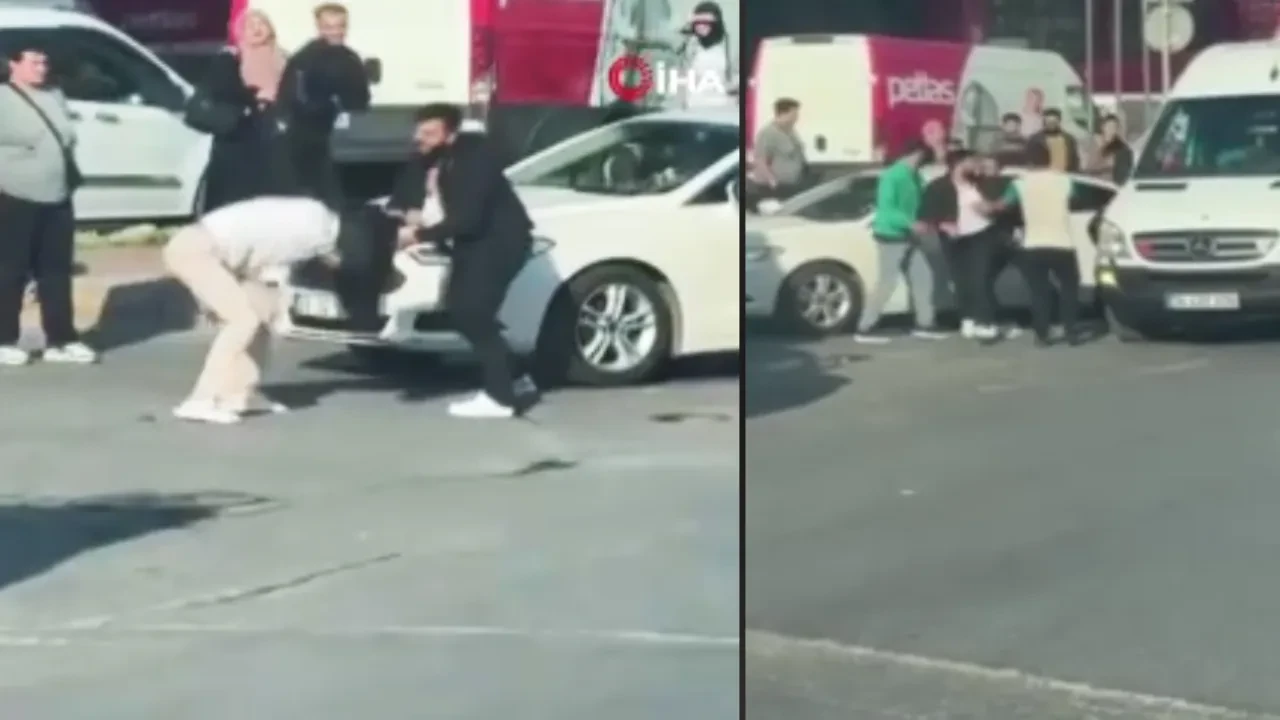 Araçtan inip birbirlerine saldırdılar! Değnekli kavga kamerada
