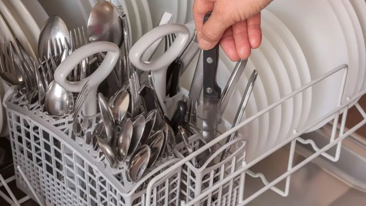 Bulaşık makinesinin düzgün yıkamamasının nedeni bunlarmış! Artık bardaklarınız pırıl pırıl olacak 