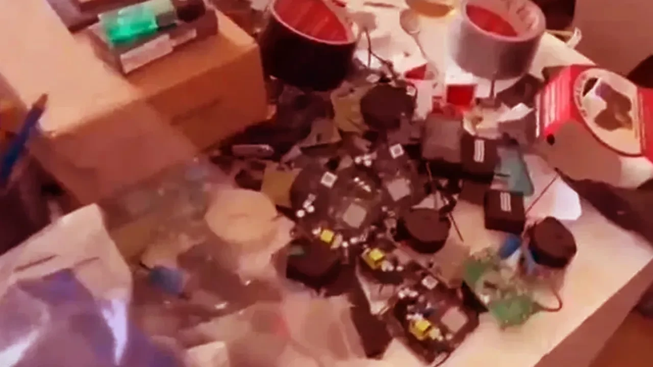 Casus kamera skandalı! Neredeyse tüm Türkiye'yi izlemiş: Evden çıkanlar şoke etti