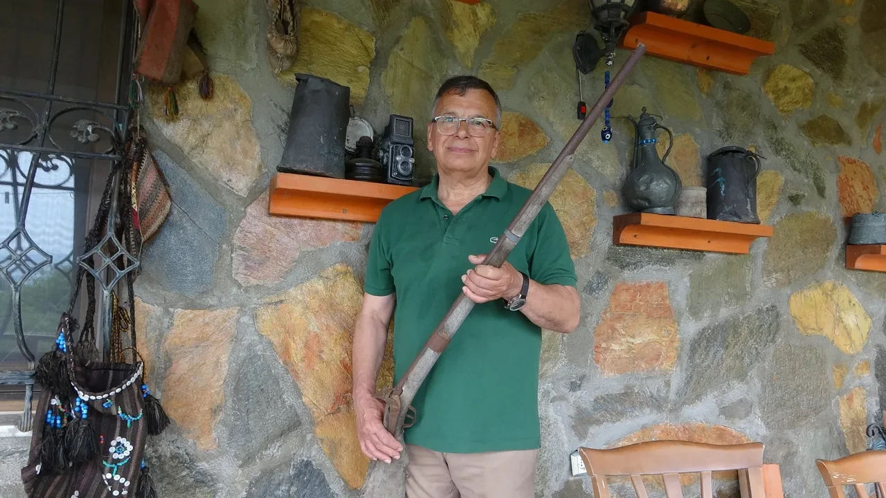 Emekli vatandaş köy evini müzeye dönüştürdü: 150 yıllık tüfek ilgi gördü