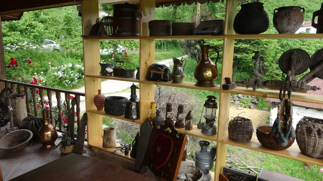 Emekli vatandaş köy evini müzeye dönüştürdü: 150 yıllık tüfek ilgi gördü