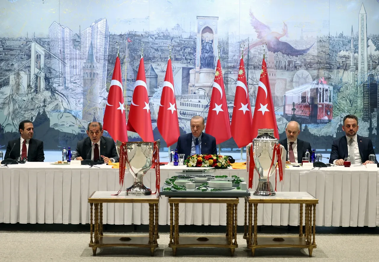 Erdoğan şampiyon Galatasaray'ı kabul etti! Muslera'dan veda hediyesi