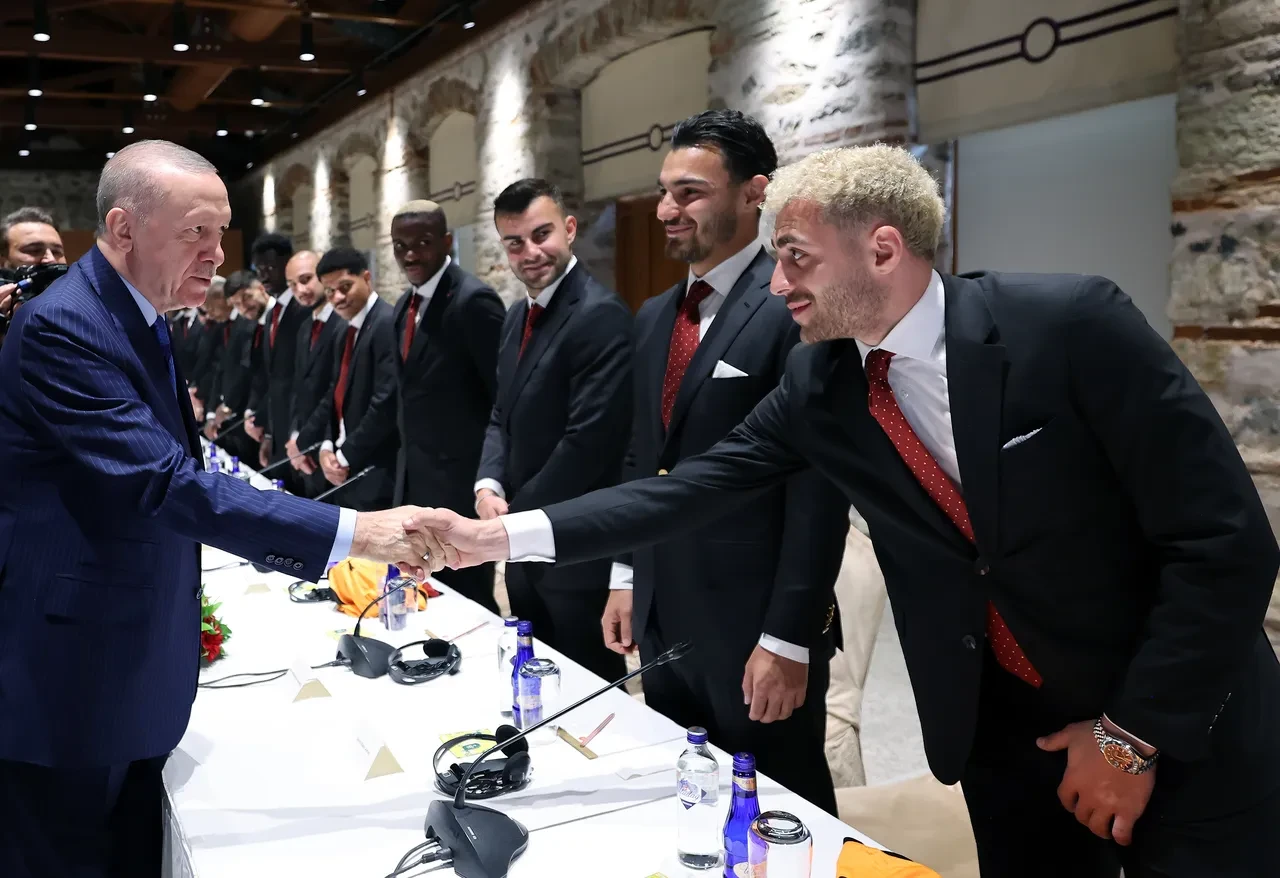 Erdoğan şampiyon Galatasaray'ı kabul etti! Muslera'dan veda hediyesi