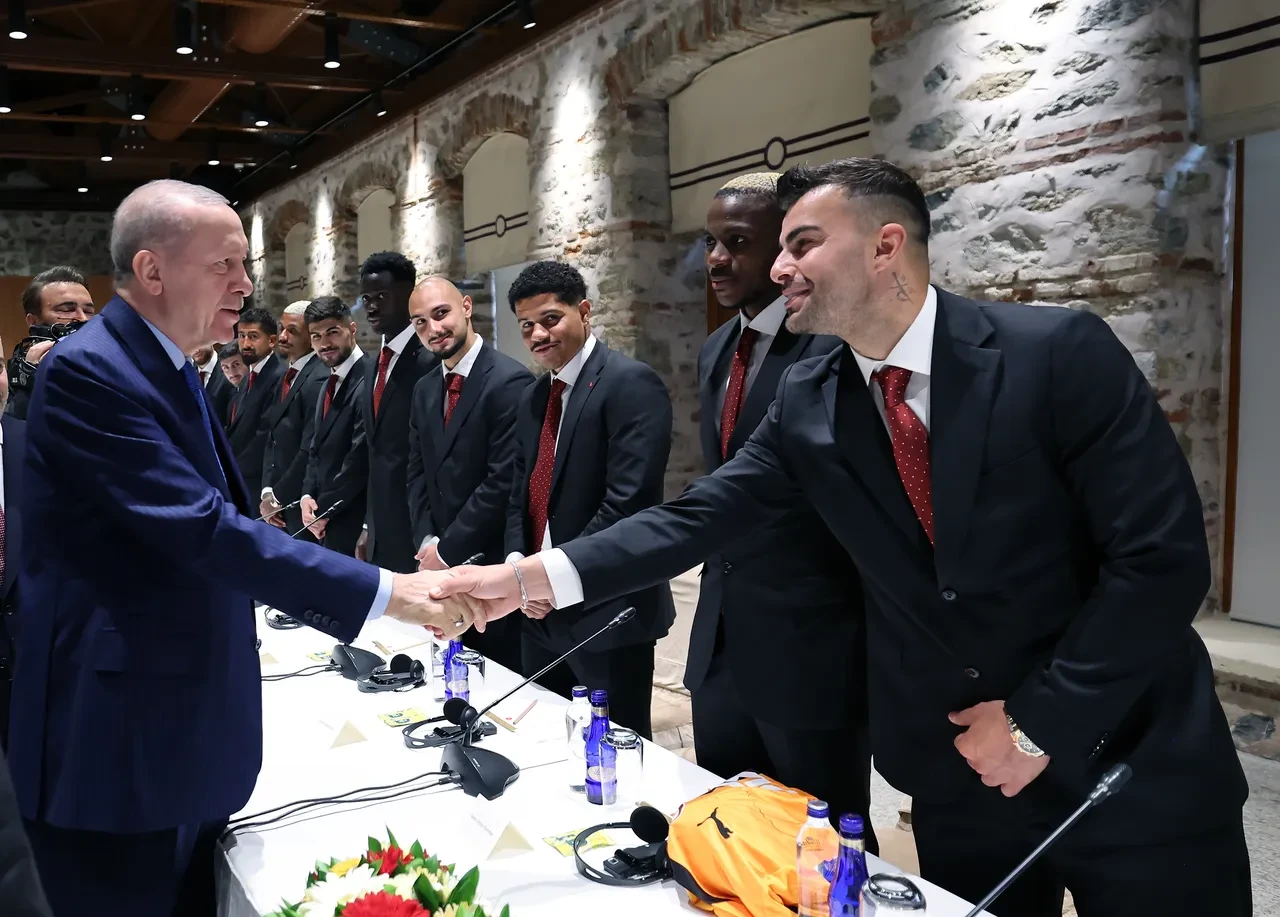 Erdoğan şampiyon Galatasaray'ı kabul etti! Muslera'dan veda hediyesi