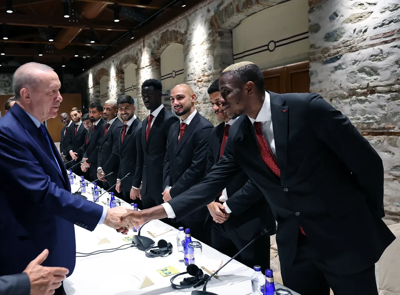 Erdoğan şampiyon Galatasaray'ı kabul etti! Muslera'dan veda hediyesi