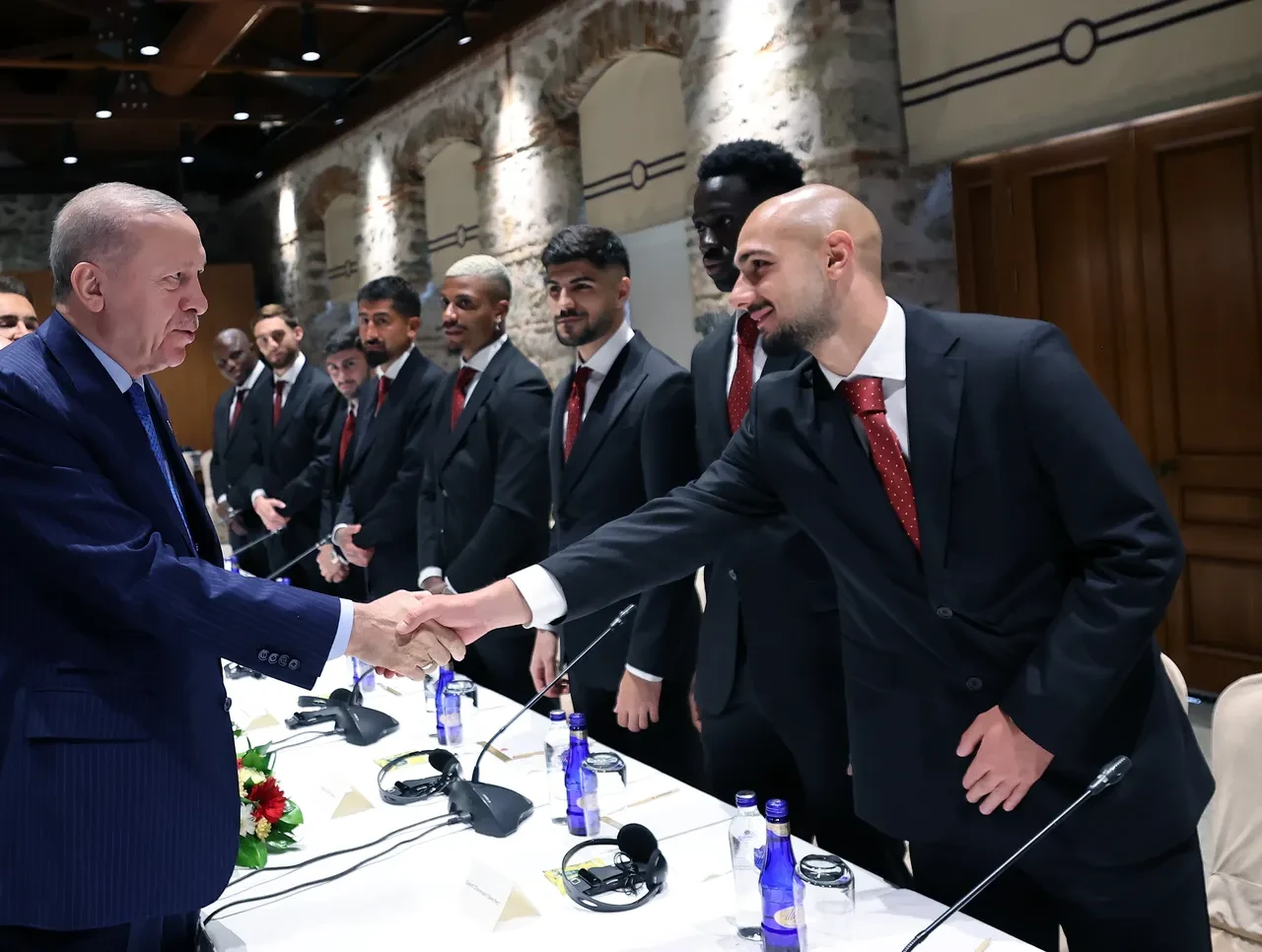 Erdoğan şampiyon Galatasaray'ı kabul etti! Muslera'dan veda hediyesi