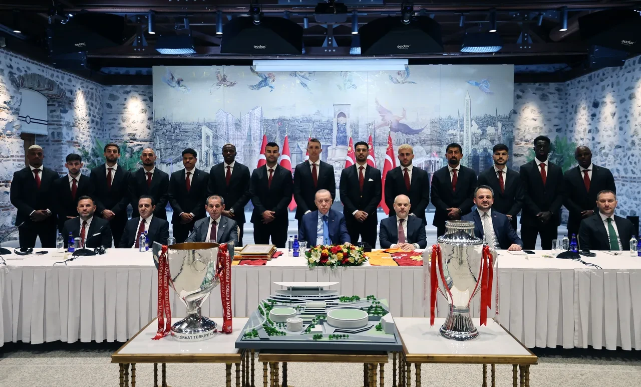 Erdoğan şampiyon Galatasaray'ı kabul etti! Muslera'dan veda hediyesi
