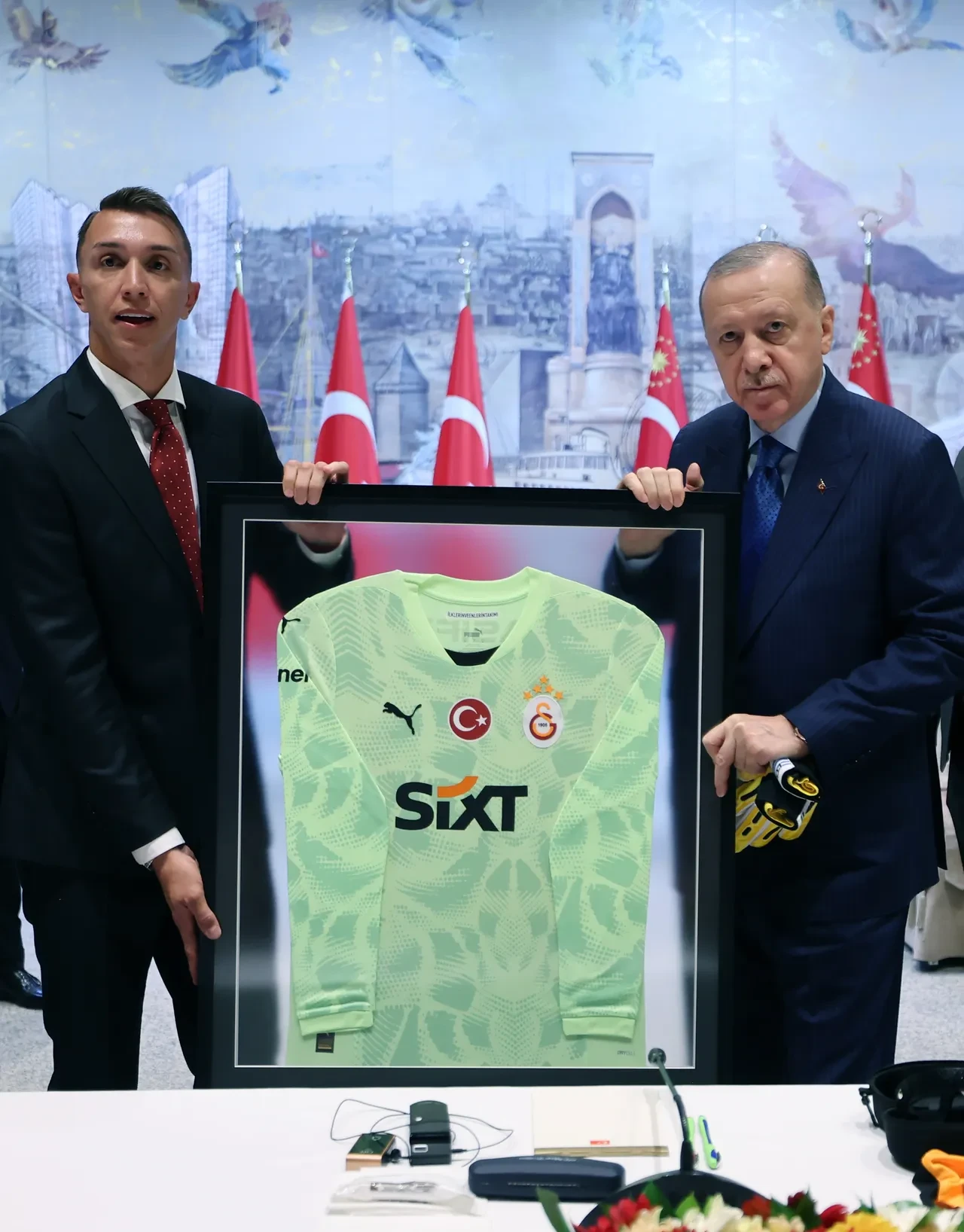 Erdoğan şampiyon Galatasaray'ı kabul etti! Muslera'dan veda hediyesi