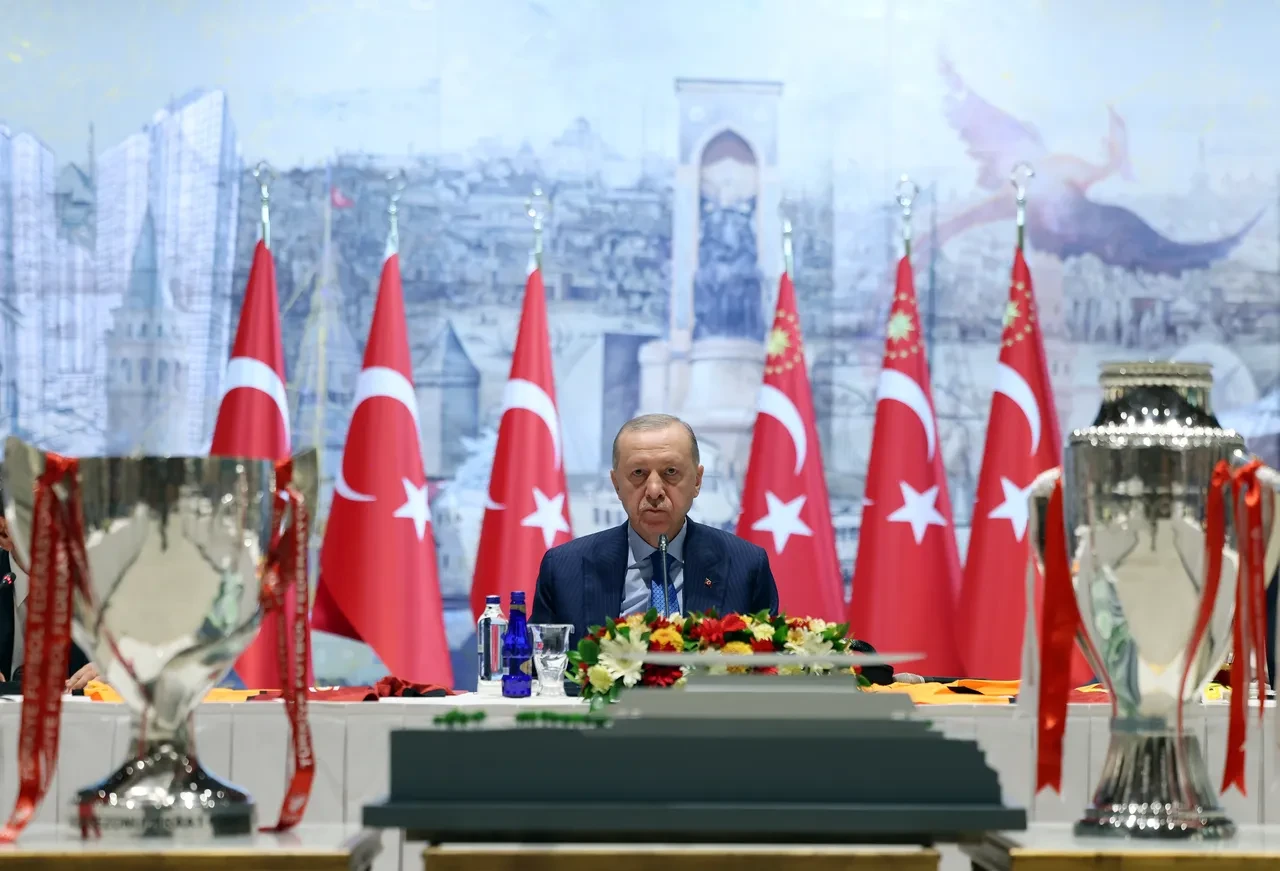 Erdoğan şampiyon Galatasaray'ı kabul etti! Muslera'dan veda hediyesi