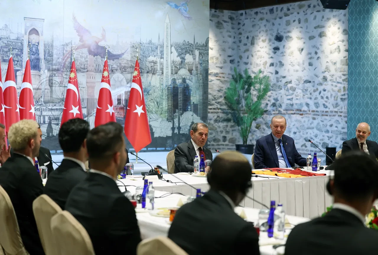 Erdoğan şampiyon Galatasaray'ı kabul etti! Muslera'dan veda hediyesi