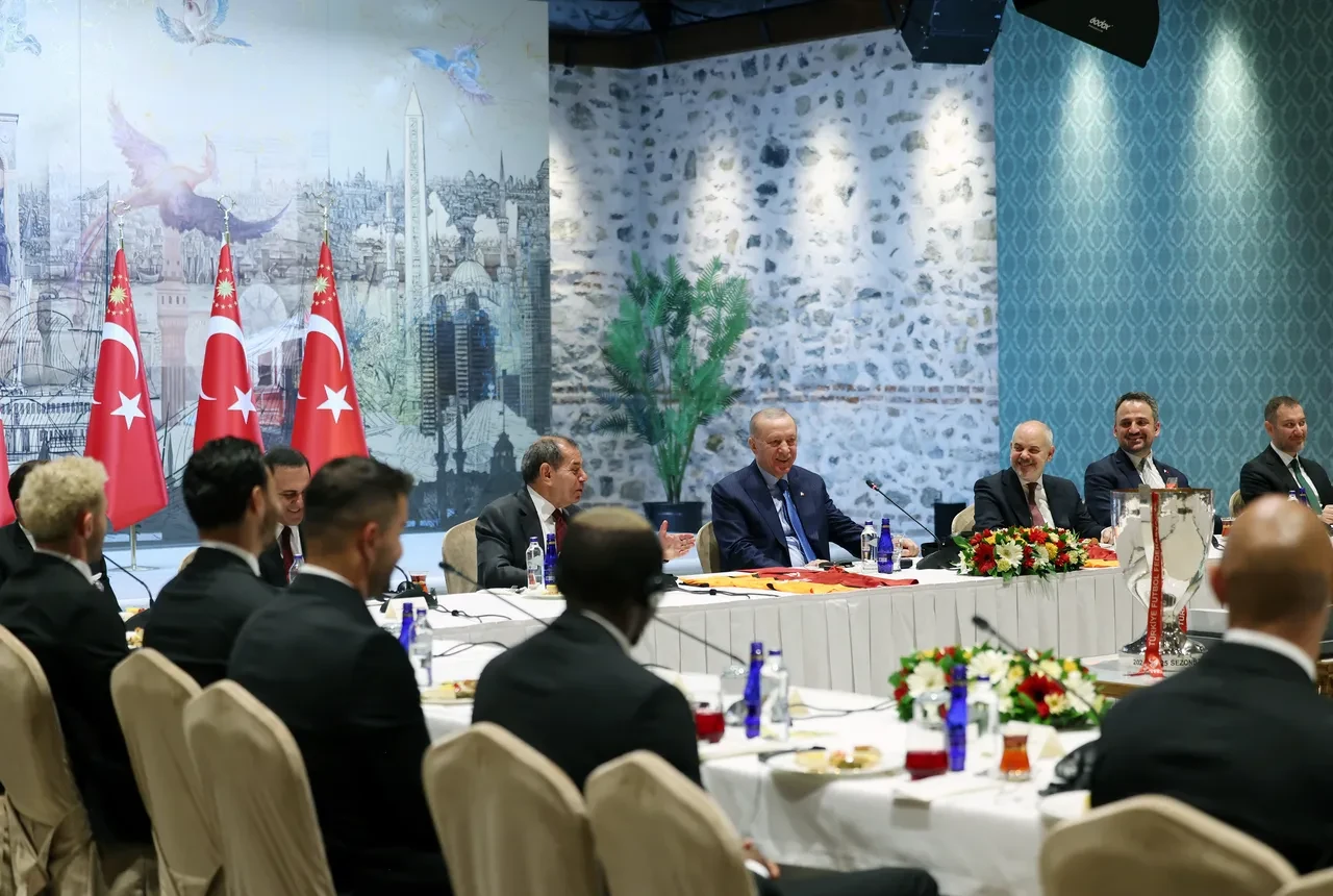 Erdoğan şampiyon Galatasaray'ı kabul etti! Muslera'dan veda hediyesi