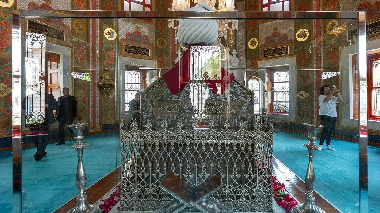 Fatih Sultan Mehmet Han kabri başında dualarla anıldı
