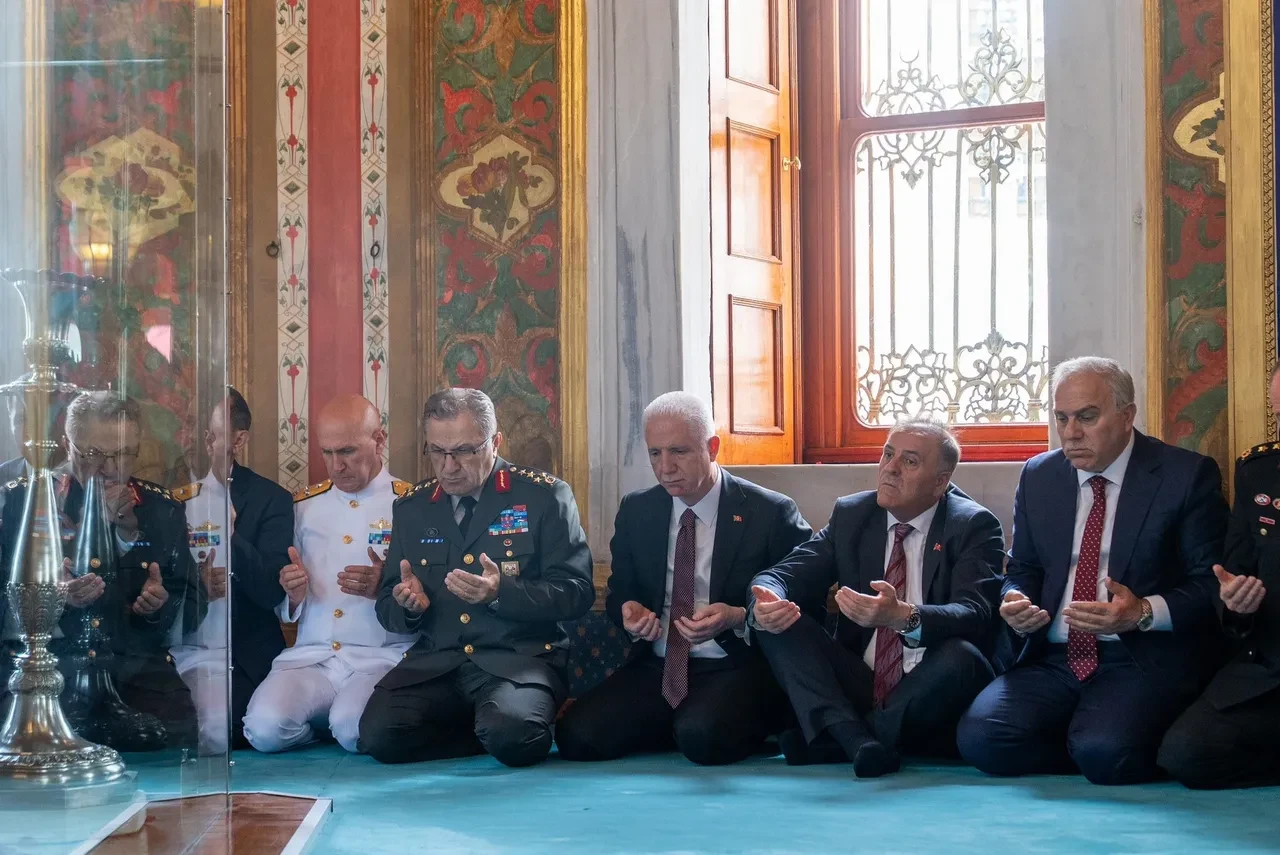 Fatih Sultan Mehmet Han kabri başında dualarla anıldı