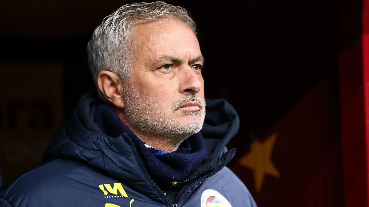 Ferdi Kadıoğlu Fenerbahçe'ye geri dönüyor! Mourinho istedi yönetim görüşmelere başladı