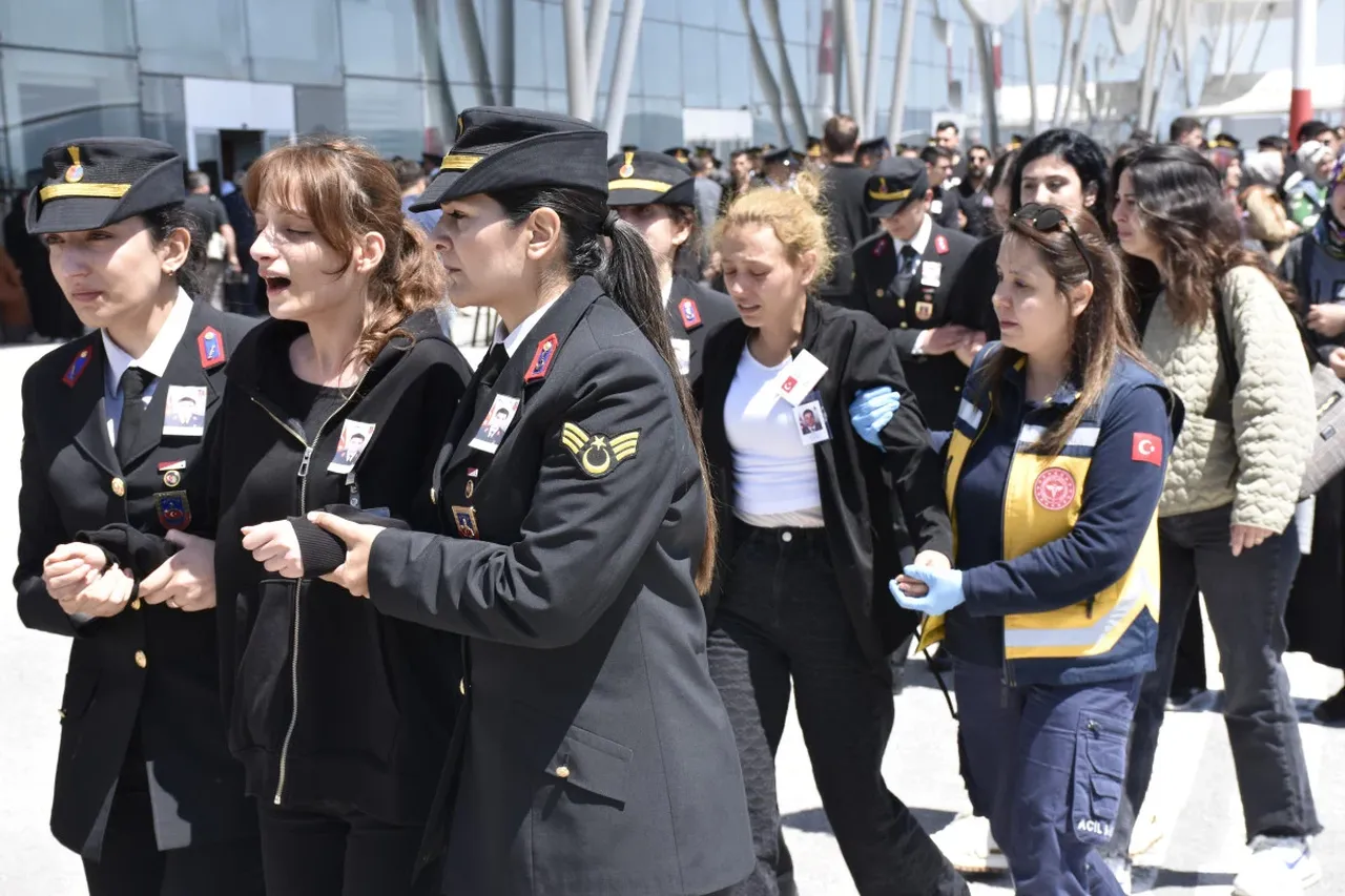 Günün en acı karesi! Şehit astsubay gözyaşlarıyla toprağa verildi