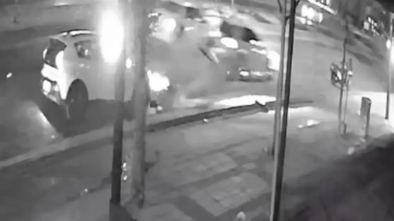 Hızla gelen araç, otomobil ve motosiklete çarptı! O anlar kamerada