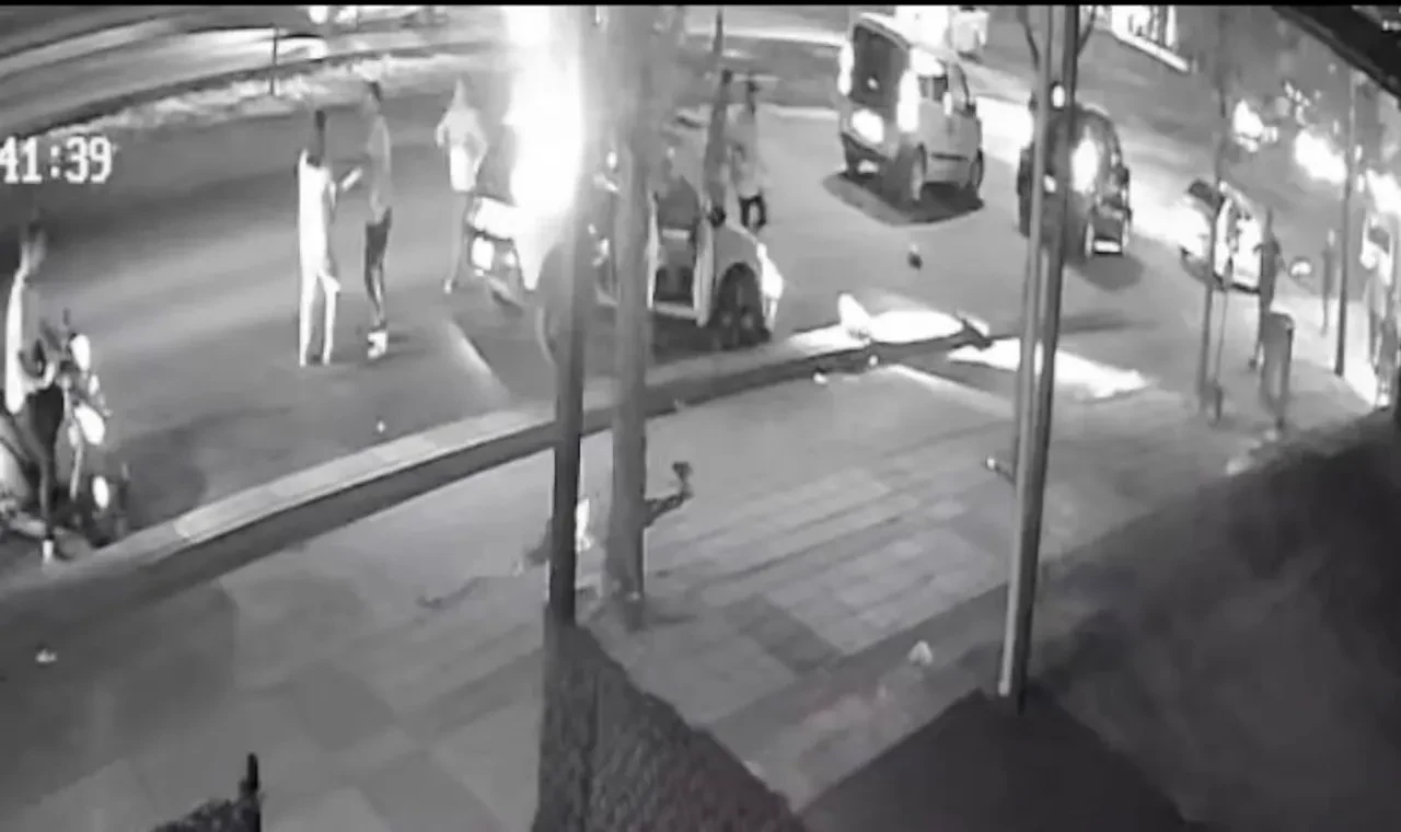 Hızla gelen araç, otomobil ve motosiklete çarptı! O anlar kamerada