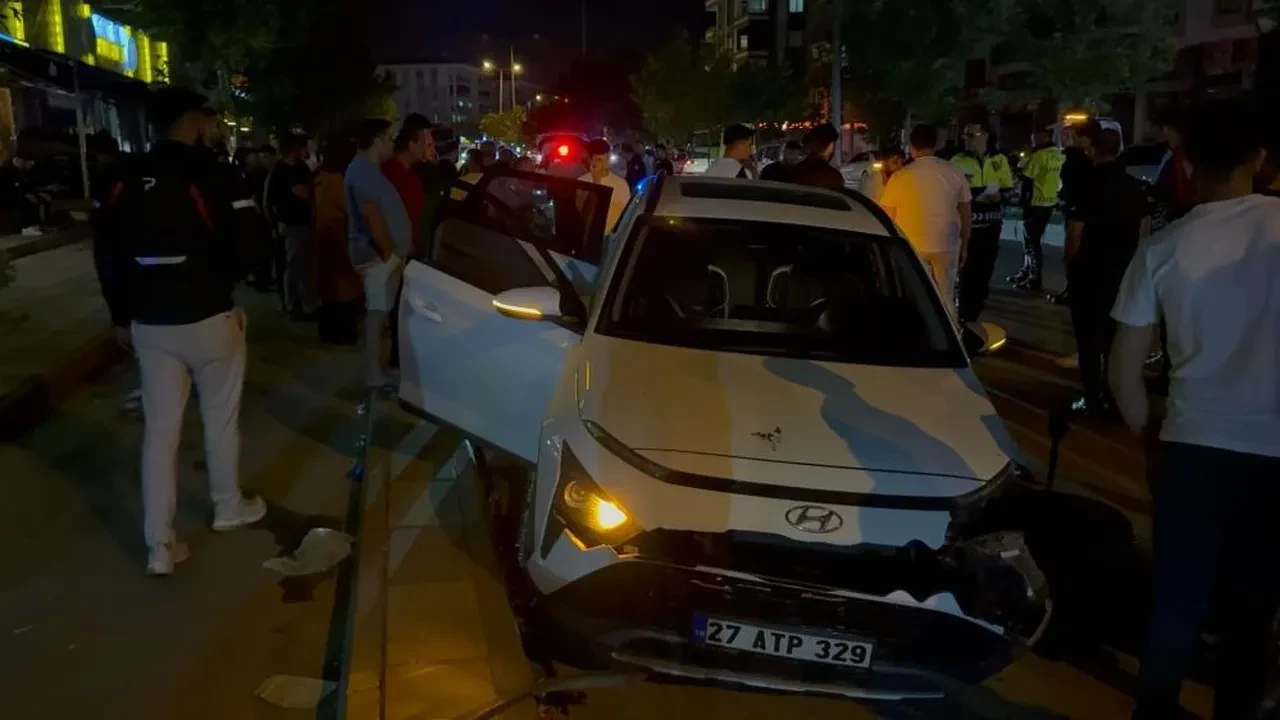 Hızla gelen araç, otomobil ve motosiklete çarptı! O anlar kamerada