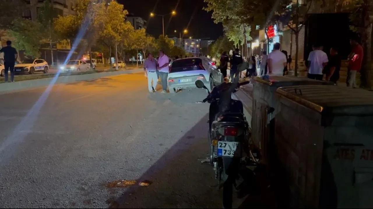 Hızla gelen araç, otomobil ve motosiklete çarptı! O anlar kamerada