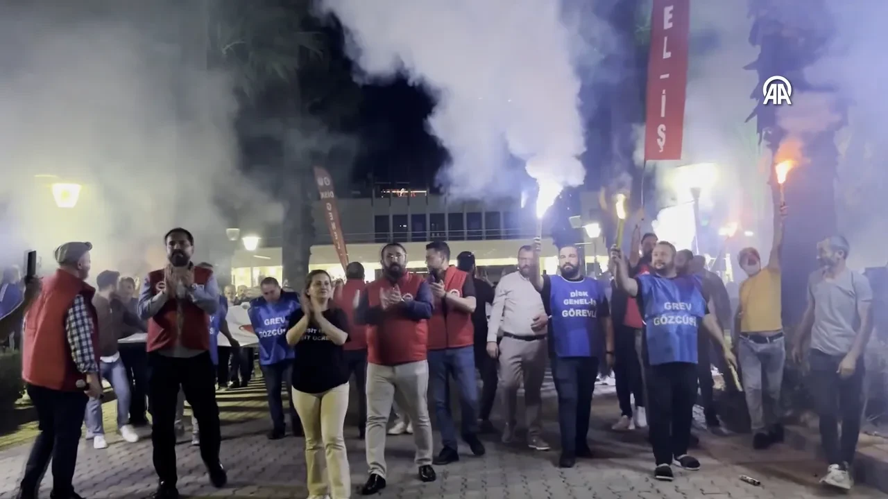 İzmir'de 23 bin işçi greve gitti! Otobüs duraklarında metrelerce kuyruk