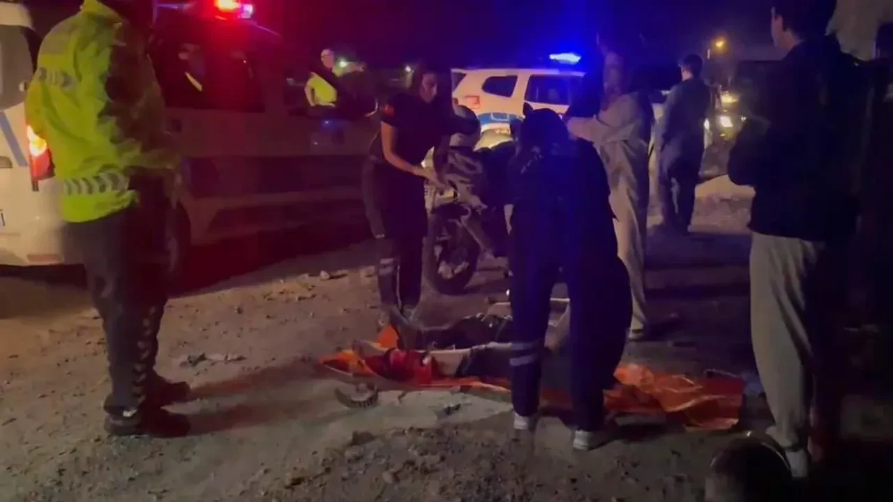 Kaza yapan motosikletin sürücüsü 50 metre sürüklendi