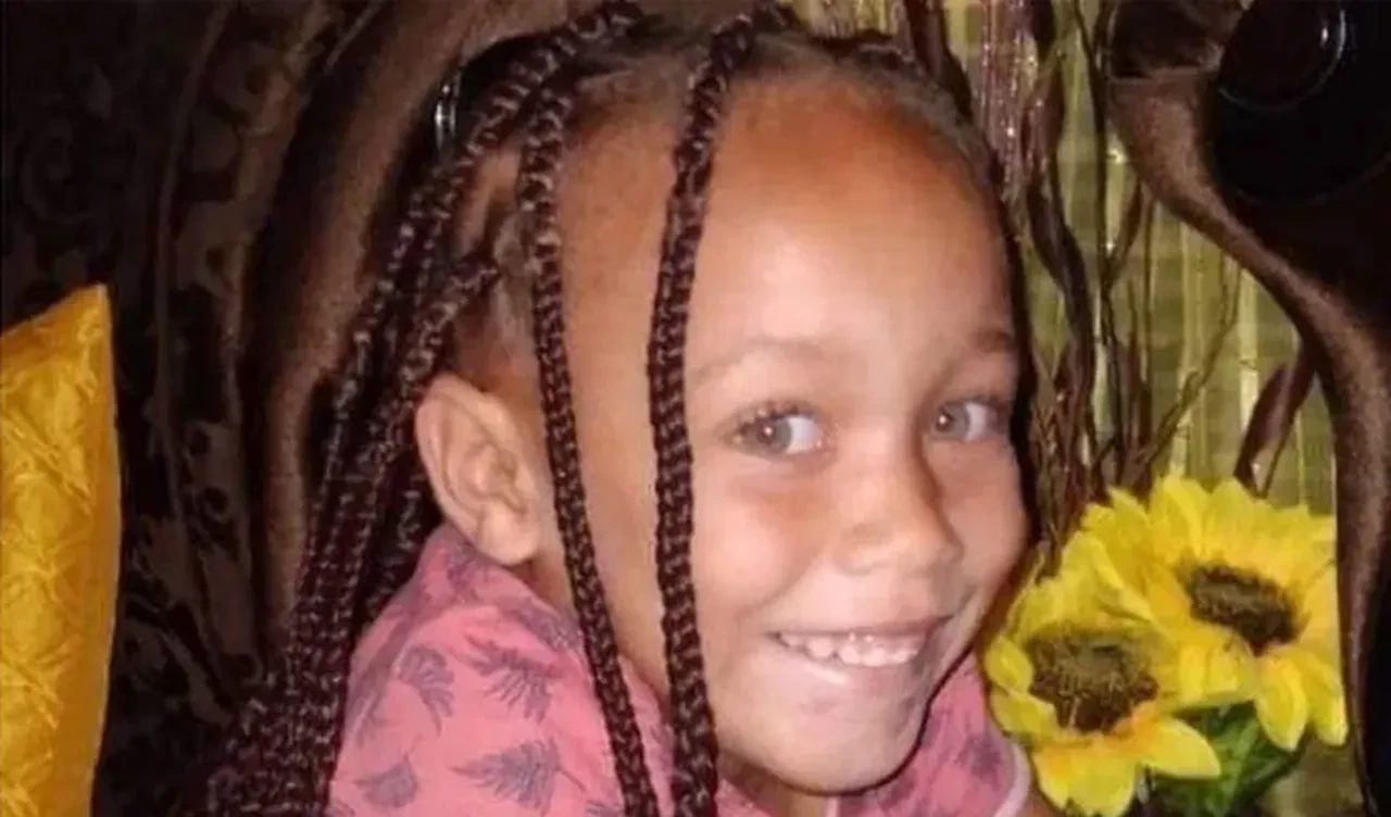 Kızını gözleri ve teni için 1100 dolara sattı! Ömür boyu hapse mahkum edildi