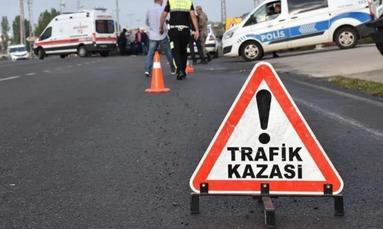 Kontrolünü kaybetti, refüje çarpıp takla attı: Ölü ve yaralılar var