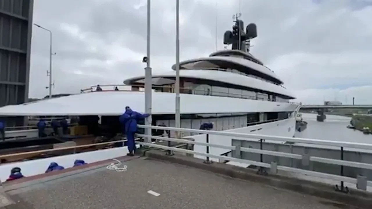 Lüks yat köprüden kıl payı böyle geçti