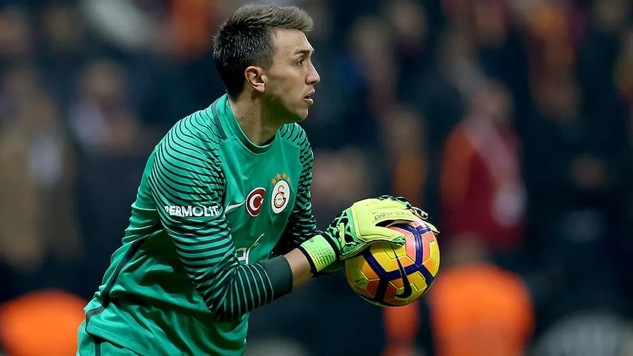 Muslera Galatasaray'dan gitti mi? Efsane kaleciden beklenen açıklama