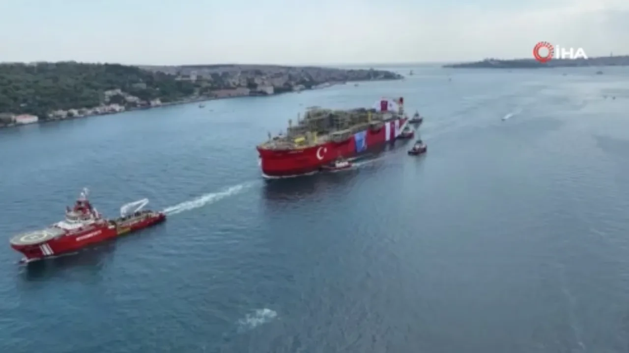 Osman Gazi platformu İstanbul Boğazı'ndan geçti: Tarihi anlar dronla böyle görüntülendi