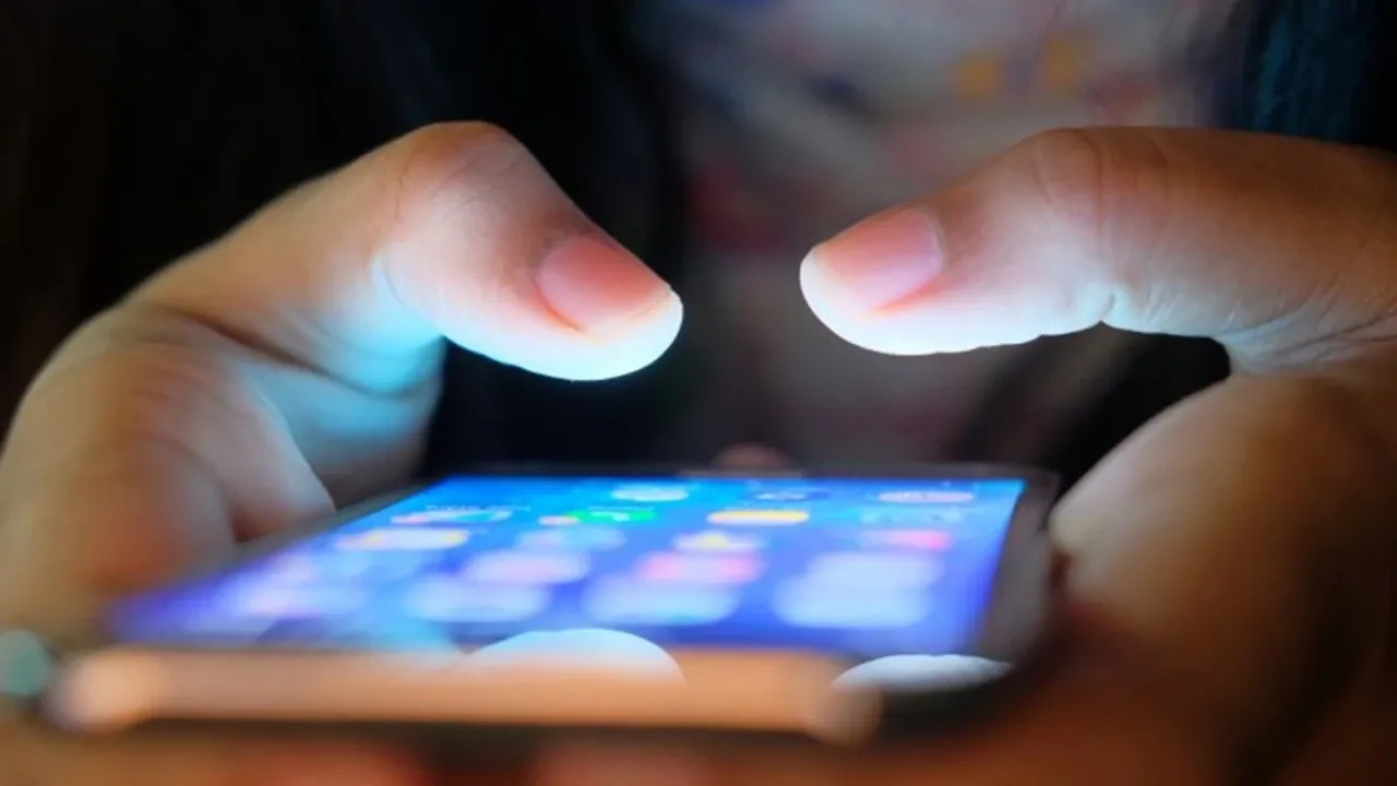 Otobüste ters koltuğa oturmaktan artık korkmayın! Mide bulantınızı geçirecek yöntem