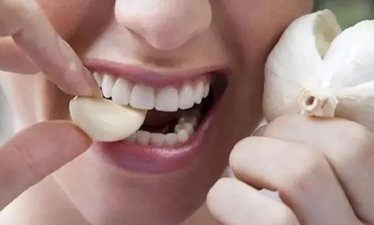 Sarımsak gerçekten sivilceleri geçiriyor mu? Sosyal medyanın konuştuğu formülün perde arkası