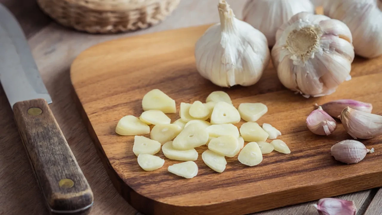 Sarımsak gerçekten sivilceleri geçiriyor mu? Sosyal medyanın konuştuğu formülün perde arkası