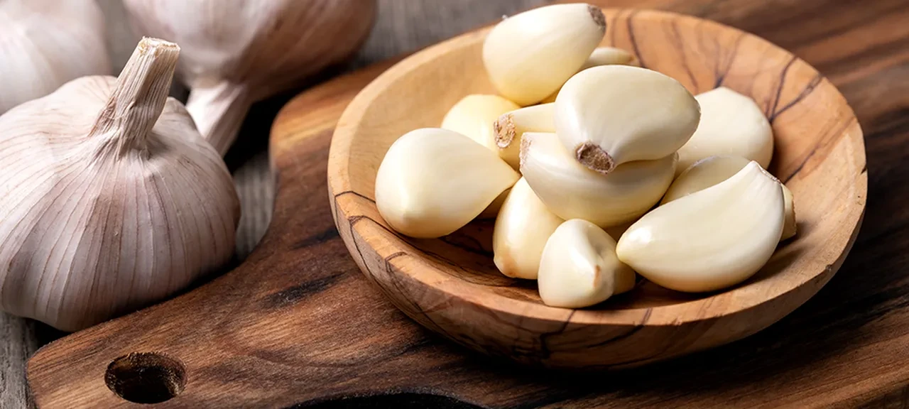 Sarımsak gerçekten sivilceleri geçiriyor mu? Sosyal medyanın konuştuğu formülün perde arkası