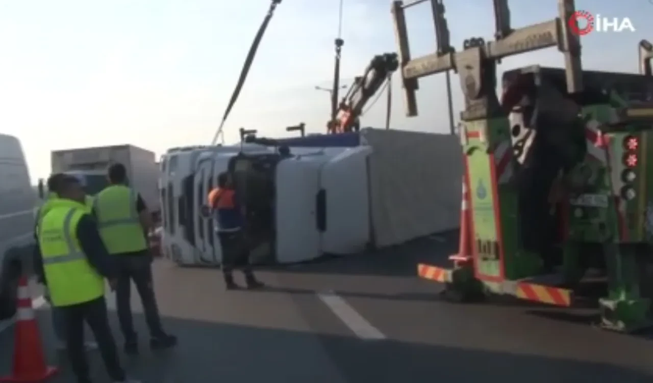 TEM'de tır devrildi! Trafik kilitlendi