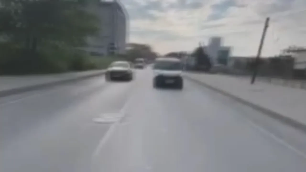Ters yönden geldi, motosiklet sürücüsü peşine verdi