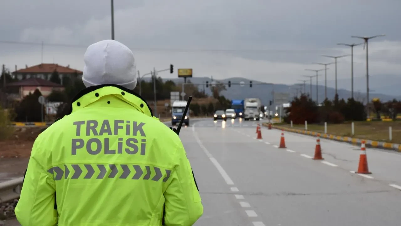 Trafik cezaları artıyor! Aşırı hız, kırmızı ışık, şerit ihlali... İşte kalem kalem yeni ağır cezalar