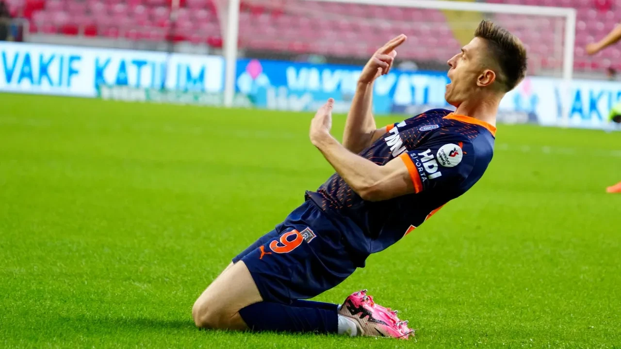 Başakşehir Avrupa yolcusu: Beşiktaş'a derbi öncesi ekstra yük! 