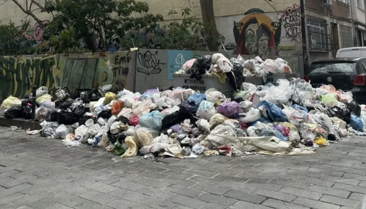 Beşiktaş'ta toplanmayan çöpler vatandaşları bezdirdi! 'Biz artık bu işten bıktık' 