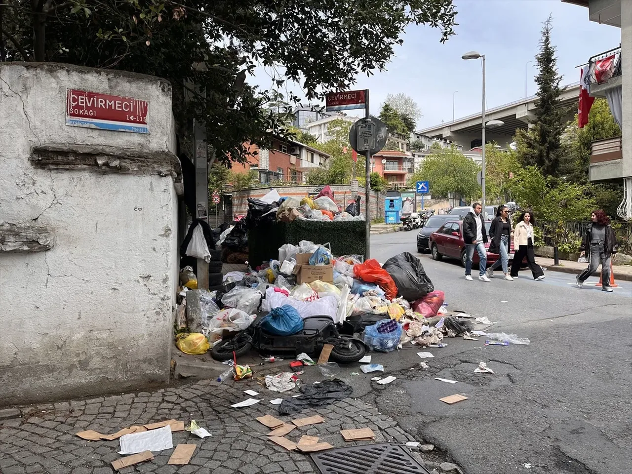 Beşiktaş'ta toplanmayan çöpler vatandaşları bezdirdi! 'Biz artık bu işten bıktık' 