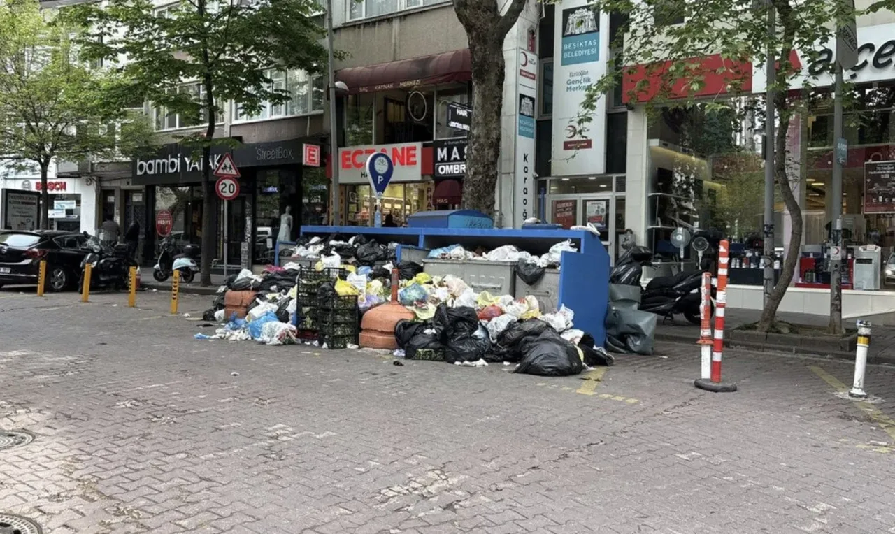 Beşiktaş'ta toplanmayan çöpler vatandaşları bezdirdi! 'Biz artık bu işten bıktık' 