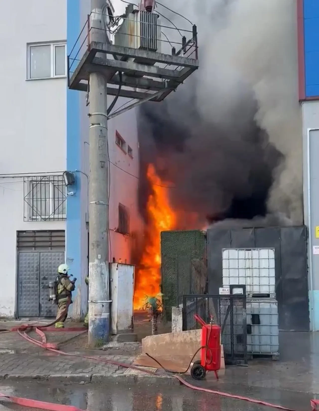 Bursa'da iki fabrikayı saran yangın kontrol altına alındı
