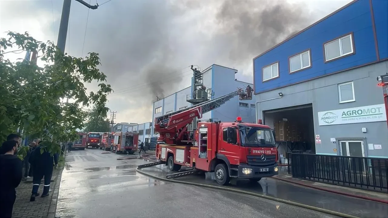 Bursa'da iki fabrikayı saran yangın kontrol altına alındı
