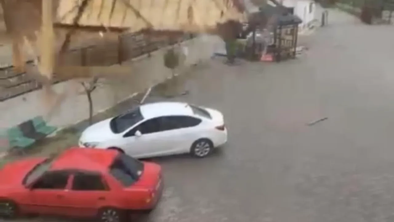 Elazığ’da fırtına çatıyı söktü: Dehşet anları kamerada!