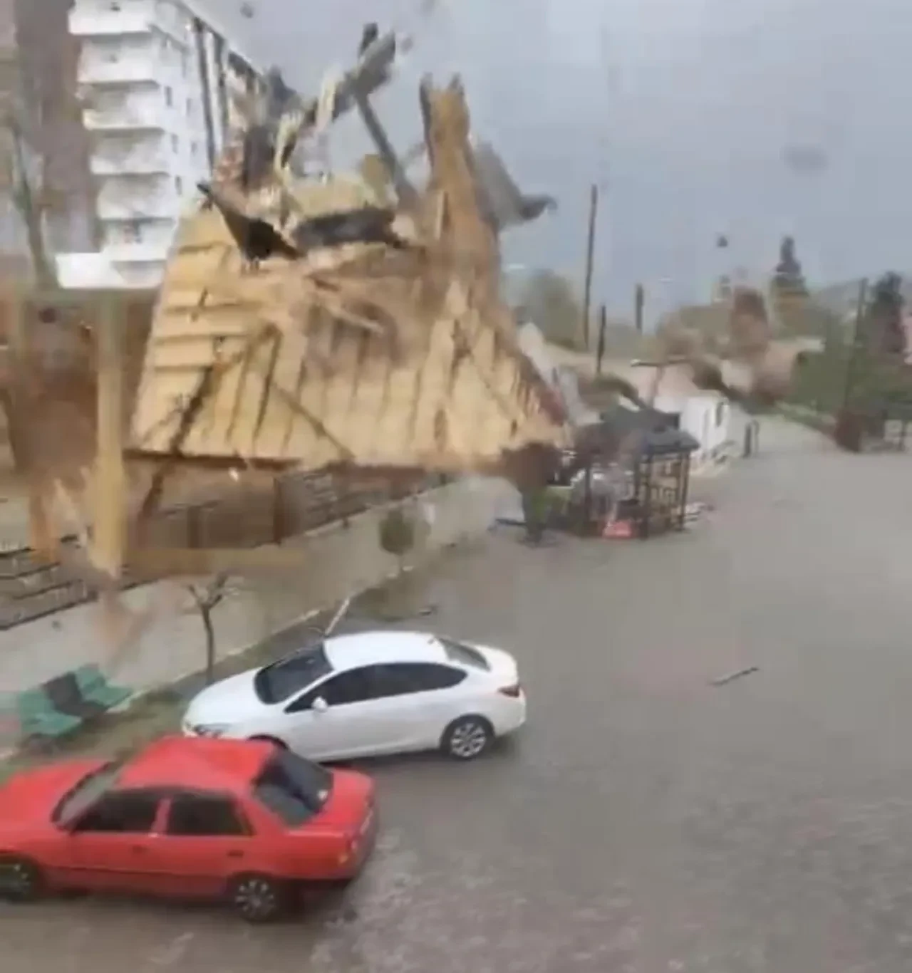 Elazığ’da fırtına çatıyı söktü: Dehşet anları kamerada!