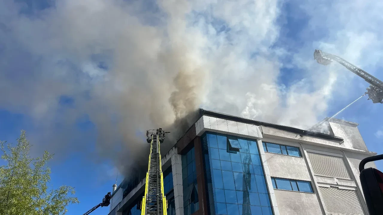 Esenyurt'ta korkutan fabrika yangını! Alevler bir anda tüm çatıyı sardı